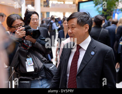 Washington, DC, USA. 11. April 2014. Chinese Vice Finance Minister Zhu Guangyao (C) Arrrives für ein Treffen der Finanzminister und Zentralbanker der G20 während der IWF und die Weltbank Frühjahrstagung in Washington, D.C., Hauptstadt der Vereinigten Staaten, 11. April 2014. Bildnachweis: Yin Bogu/Xinhua/Alamy Live-Nachrichten Stockfoto