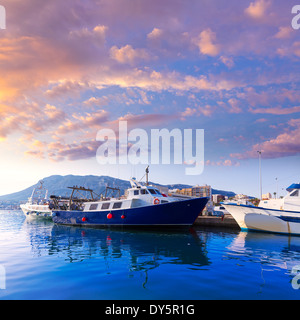 Denia Hafen mit Montgo Berg Fischerboote in der Provinz Alicante Spanien Stockfoto