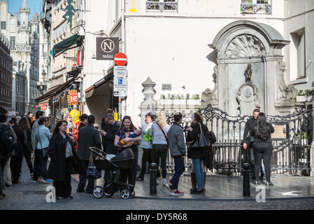 BRÜSSEL, Belgien – Touristen treffen sich, um die berühmte Manneken Pis-Brunnen-Statue an der Ecke Rue de l'Etuve/Stoofstraat zu fotografieren. Diese Bronzeskulptur, eine Nachbildung des Originals von Hiëronymus Duquesnoy dem Älteren aus dem Jahr 1619, ist eines der meistfotografierten Wahrzeichen Brüssels. Besucher halten inne, um Bilder von der skurrilen Springbrunnenfigur aufzunehmen, die zu einem Symbol des Brüsseler Kulturerbes geworden ist. Stockfoto