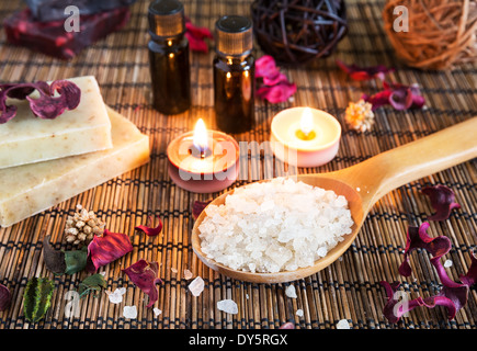 Spa mit natürlichen Badesalz, Kerzen, Seife, Handtücher und Blütenblätter Stockfoto