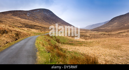 Irland, Co. Donegal, Glenveagh National Park, Glendowan, Straße durch Derryveagh Mountains Stockfoto