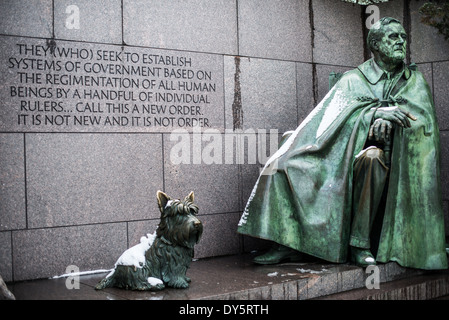 WASHINGTON DC – Schnee staubt die Bronzestatue von Präsident Franklin Delano Roosevelt und seinem Hund Fala am FDR Memorial im Tidal Basin. Obwohl es hier im Winter gesehen wird, ist das Denkmal ein wichtiges Wahrzeichen entlang des Pfades blühender Kirschbäume, die ein Geschenk aus Japan waren und jeden Frühling blühen. Stockfoto