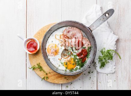 Frühstück mit Spiegeleier und Würstchen auf Pfanne Stockfoto