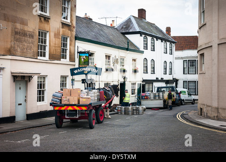 Wadworth Brauerei Pferdekutsche Blockwagen zu The Lamb Gastwirtschaft in Devizes, UK Stockfoto