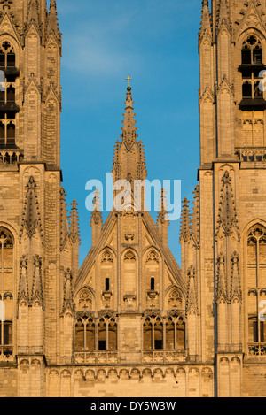 BRÜSSEL, Belgien – die charakteristischen Doppeltürme der Kathedrale von St. Michael und St. Gudula Fangen Sie das goldene Licht der letzten Sonnenstrahlen des Tages ein. Die auf einem Hügel im Zentrum Brüssels gelegene Kathedrale stammt aus dem 13. Jahrhundert, obwohl sich dort mindestens seit dem 11. Jahrhundert eine Kirche befindet. Es ist die nationale Kathedrale Belgiens und Ort der königlichen Krönungen und Hochzeiten. Stockfoto