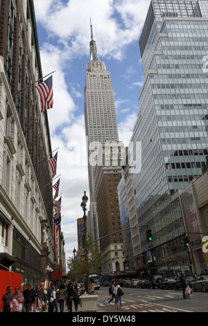 Amerikanische Fahnen auf das Kaufhaus Macy's und das Empire State Building Manhattan New York USA Vereinigte Staaten Stockfoto