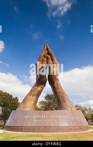 USA, Oklahoma, Tulsa, Oral Roberts Universität weltweit größte Betende Hände Stockfoto