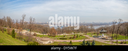 Panorama der linken Ufer des Dnjepr mit U-Bahn-Brücke über den Dnepr in Kiew, Ukraine. Stockfoto