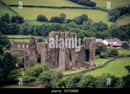 Wales, Ruinen von Llanthony Priorat von Offa es Dyke Fußweg auf dem Grat der Black Mountains, in der Nähe von Abergavenny. Gegründeten 1103. Stockfoto