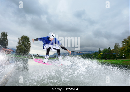 Junger Mann, Wakeboard, Wakeboarden am Neubeurer See Surfen sehen, Neubeuern, Rosenheim, Upper Bavaria, Bavaria, Germany Stockfoto