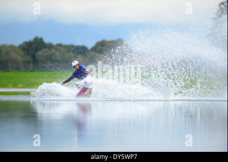 Junger Mann auf einem Wakeboard Surfen, Wakeboarden am Neubeurer See sehen, Neubeuern, Rosenheim, Upper Bavaria, Bavaria, Germany Stockfoto