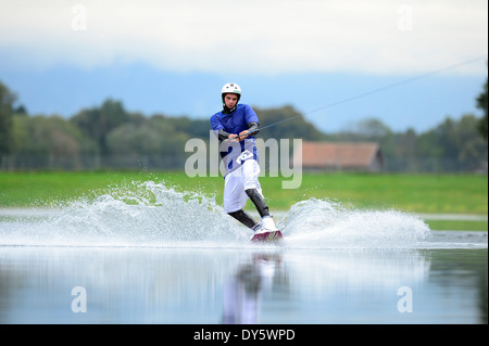 Junger Mann, Surfen, Wakeboard, Wakeboarding, Neubeurer See sehen, Neubeuern, Rosenheim, Upper Bavaria, Bavaria, Germany Stockfoto