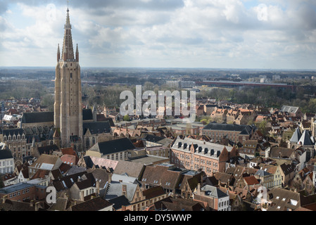 BRÜGGE, Belgien – Ein fantastischer Panoramablick von der Spitze des Glockenturms aus dem 13. Jahrhundert offenbart Brügge das bemerkenswert erhaltene mittelalterliche Stadtbild. Die Aussichtsplattform, die nach 366 Stufen erreicht wurde, bietet Besuchern einen beeindruckenden Blick über die markanten roten Ziegeldächer, Kirchtürme und mittelalterliche Straßenmuster des historischen Zentrums. Dieser erhöhte Aussichtspunkt bietet eine einzigartige Perspektive auf eine der am besten erhaltenen mittelalterlichen Städte Europas. Stockfoto