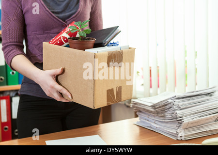 Nicht erkennbare Büroangestellter mit in Box Dinge gesammelt Stockfoto