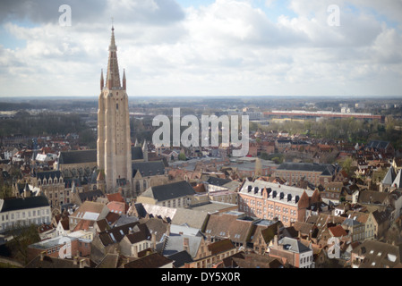 BRÜGGE, Belgien – Ein fantastischer Panoramablick von der Spitze des Glockenturms aus dem 13. Jahrhundert offenbart Brügge das bemerkenswert erhaltene mittelalterliche Stadtbild. Die Aussichtsplattform, die nach 366 Stufen erreicht wurde, bietet Besuchern einen beeindruckenden Blick über die markanten roten Ziegeldächer, Kirchtürme und mittelalterliche Straßenmuster des historischen Zentrums. Dieser erhöhte Aussichtspunkt bietet eine einzigartige Perspektive auf eine der am besten erhaltenen mittelalterlichen Städte Europas. Stockfoto