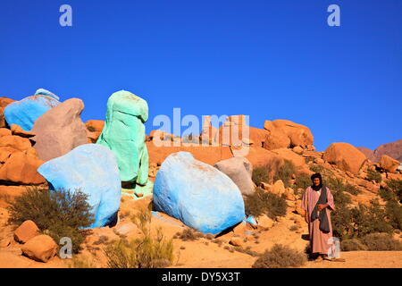 Ziegenhirte mit bemalten Felsen vom belgischen Künstler Jean Verame, Tafraoute, Marokko, Nordafrika, Afrika Stockfoto