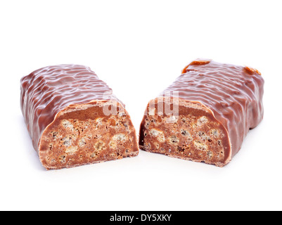 einige Schokoriegel auf weißem Hintergrund Stockfoto