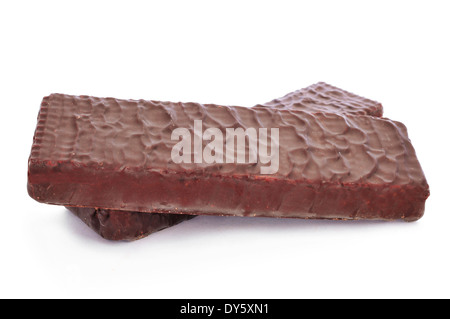 einige Wafer Cookies mit Schokolade auf einem weißen Hintergrund überzogen Stockfoto