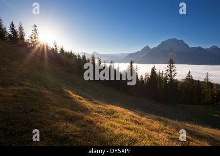 Blick über dem Nebel im Tal auf Watzmann, Berchtesgaden Region, Nationalpark Berchtesgaden, Upper Bavaria, Deutschland, Europa Stockfoto