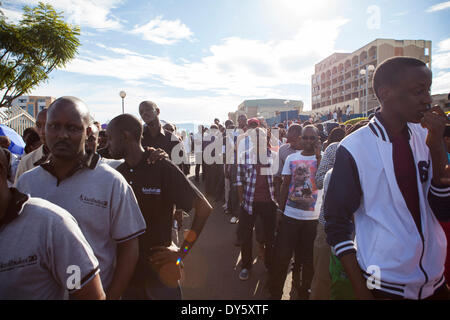 Kigali, Ruanda. 7. April 2014. Ruander beteiligen "Kwibuka Twiyubaka" Walk to Remember. Die Wanderung im ruandischen Parlament begann und endete im Amahoro-Stadion. Dieses Jahr markiert den 20. Jahrestag des Völkermords an den Tutsi. Während die ungefähre 100-Tage-Zeitraum vom 7. April 1994 bis Mitte Juli starben eine geschätzte 500.000 – 1.000.000 Ruander, weniger als 20 % der Gesamtbevölkerung des Landes und 70 % der Tutsi schwersten dann Leben in Ruanda. Bildnachweis: Tom Gilks/Alamy Live-Nachrichten Stockfoto