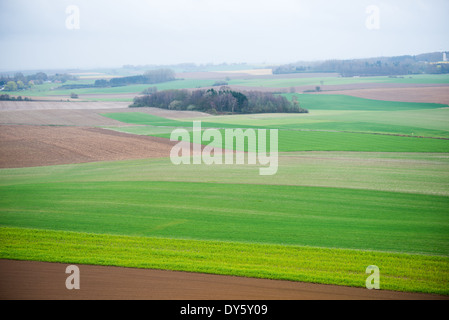 WATERLOO, Belgien – Panoramablick auf das historische Waterloo-Schlachtfeld von oben auf dem Löwenhügel (Butte du Lion), wo die alliierten Streitkräfte Napoleons Armee am 18. Juni 1815 gegenüberstanden. Der künstliche Hügel bietet einen strategischen Überblick über das Schlachtfeld, auf dem der Duke of Wellington seine Truppen befehligte. Die umgebende landwirtschaftliche Landschaft bewahrt einen Großteil des ursprünglichen Geländes des Schlachtfeldes, sodass Besucher die strategischen Positionen der gegnerischen Armeen verstehen können. Stockfoto