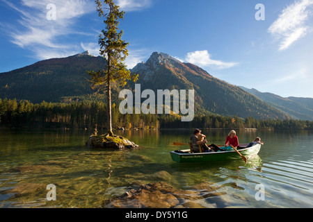 Menschen in einem Boot auf See Hintersee, Blick auf Hochkalter, Ramsau, Berchtesgaden Region, Nationalpark Berchtesgaden, Oberbayern Stockfoto