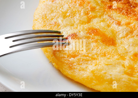 Nahaufnahme von einer Platte mit einer typischen Tortilla de patatas, spanisches Omelette, auf einem Tisch Stockfoto