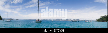 Blick vom Motuarohia Insel in der Bay of Islands. Segelboote vor Anker. Stockfoto