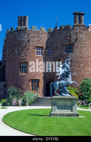 Wales, Powis Castle, in der Nähe von Welshpool, Powys. Statue des Ruhmes und Pegasus von Andries Charpentier. Stockfoto