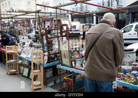 Antiquitäten-Schausteller auf Portobello Markt an Ladbroke Gardens - London W11 - UK Stockfoto