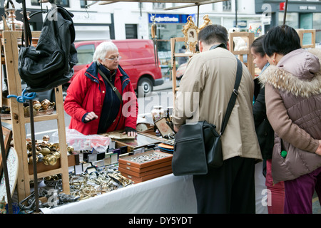 Antiquitäten-Schausteller auf Portobello Markt an Ladbroke Gardens - London W11 - UK Stockfoto