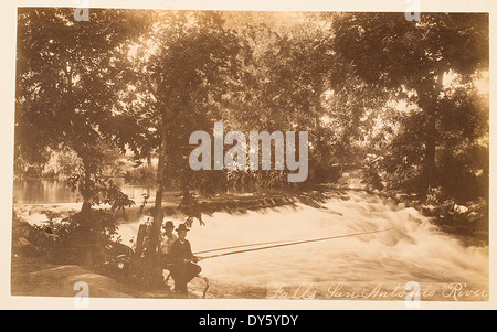 Der San Antonio River bietet malerische Wasserfälle in Texas, ein natürliches Wahrzeichen im Westen der USA. Diese Wasserfälle sind Teil des Flusses und bieten eine malerische Umgebung für Angeln und Outdoor-Aktivitäten. Stockfoto