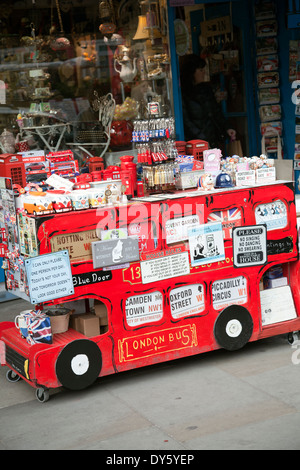 Der Portobello Market London Bus und britischer Souvenirs - London W11 - UK Stockfoto