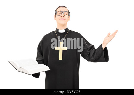 Junge fröhliche Priester zu Gott zu beten Stockfoto