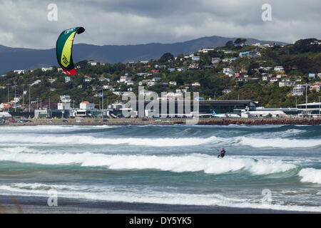 Kitesurfer mit Flughafen im Hintergrund, Lyall Bay, Wellington, Nordinsel, Neuseeland, Pazifik Stockfoto