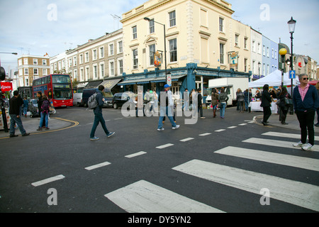 Portobello Road Market schneidenden Elgin Crescent - London W11 - Uk Stockfoto