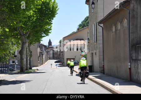 Australischer Radfahrer fahren durch ein kleines französisches Dorf im Rhone-Tal. Stockfoto