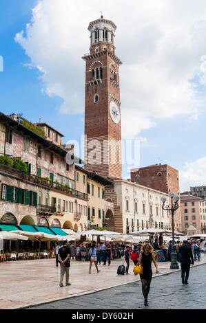 Torre dei Lamberti, Piazza Delle Erbe, Verona, UNESCO World Heritage Site, Veneto, Italien, Europa Stockfoto