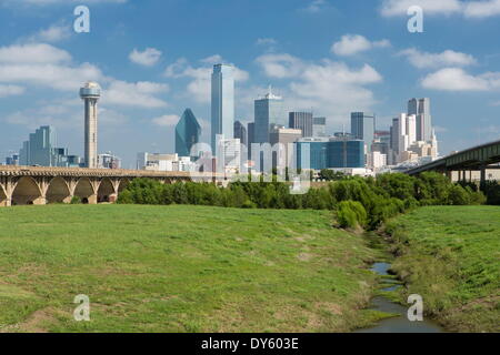 Autobahnbrücke über die Dallas Fluss Aue und die Skyline der Innenstadt, Dallas, Texas, USA Stockfoto