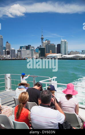 Passagiere auf der Fähre Abfahrt Waitemata Harbour, Auckland, Nordinsel, Neuseeland, Pazifik Stockfoto