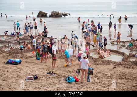 Menschen am Hot Water Beach, Hahei, Coromandel Halbinsel, Waikato, North Island, Neuseeland, Pazifik Stockfoto