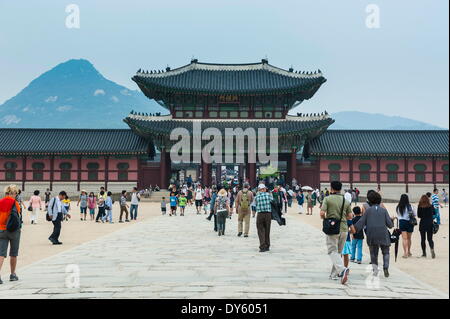 Touristen, die zu Fuß zu den Gyeongbokgung-Palast, Seoul, Südkorea, Asien Stockfoto