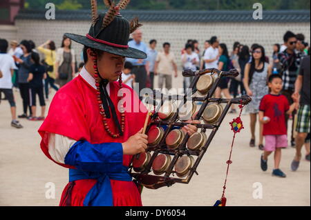 Zeremonielle Wechsel der Wache, Gyeongbokgung-Palast, Seoul, Südkorea, Asien Stockfoto