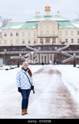 Frau im Winter Kleidung stand vor der Haupttreppe Menschikow-Palast in der Stadt Oranienbaum, St. Petersburg, Russland Stockfoto