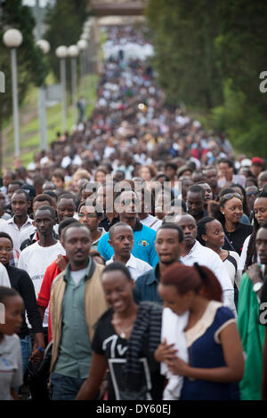 Kigali, Ruanda. 7. April 2014. Ruander beteiligen "Kwibuka Twiyubaka" Walk to Remember.  Die Wanderung im ruandischen Parlament begann und endete im Amahoro-Stadion. Dieses Jahr markiert den 20. Jahrestag des Völkermords an den Tutsi. Während die ungefähre 100-Tage-Zeitraum vom 7. April 1994 bis Mitte Juli wurden eine geschätzte 500.000 – 1.000.000 Ruander getötet, die weniger als 20 % der Gesamtbevölkerung des Landes und 70 % der Tutsi dann Leben in Ruanda. © Alamy, Stockfoto