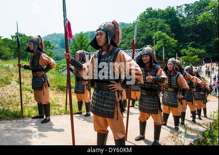 Wechsel der Wachablösung, Gongsanseong, Gongju Burg, Süd Chungcheong Provinz, Südkorea, Asien Stockfoto