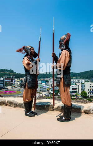 Wechsel der Wachablösung, Gongsanseong, Gongju Burg, Süd Chungcheong Provinz, Südkorea, Asien Stockfoto