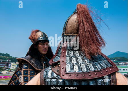 Helm eine Wachablösung vor dem Ändern der Zeremonie, Gongsanseong, Gongju Wachburg, Süd Chungcheong Provinz, Südkorea Stockfoto