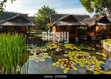 Zimmer im traditionellen Kampung Stil über Karpfenteiche im Kampung Sumber Alam Hot Springs Hotel Garut, West-Java, Java, Indonesien Stockfoto