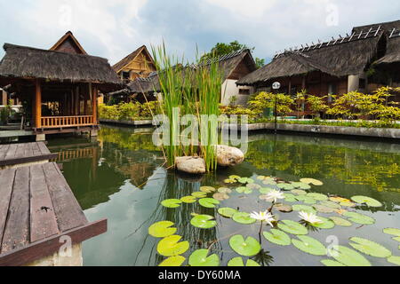 Zimmer im traditionellen Kampung Stil über Karpfenteiche im Kampung Sumber Alam Hot Springs Hotel Garut, West-Java, Java, Indonesien Stockfoto